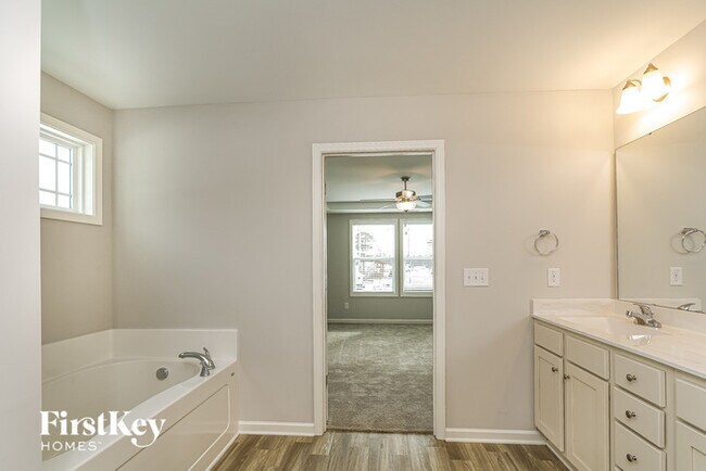 Building Photo - 135 Hillview Dr