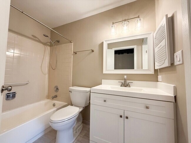 Building Photo - 1344 Barclay Ln