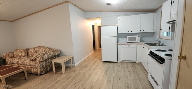 Building Photo - 233 Rainbow Dr