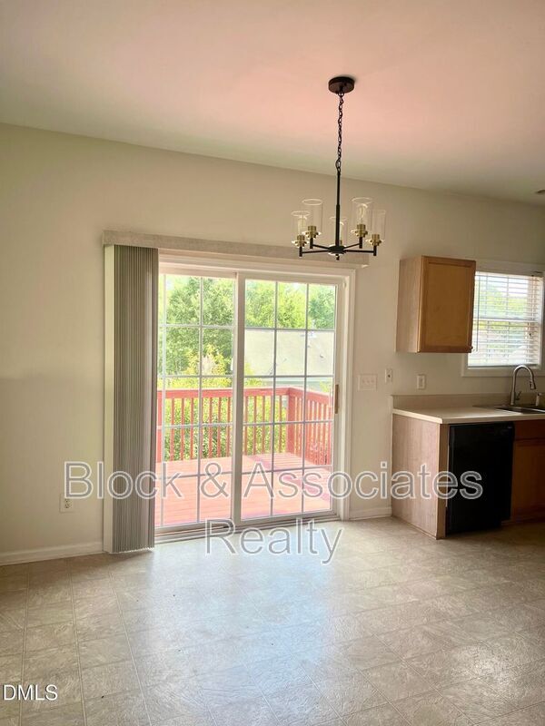 Building Photo - 116 Reno Ave