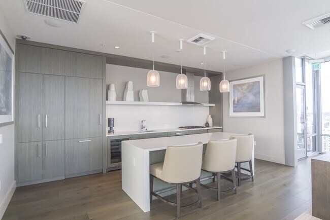 Building Photo - 2bd/1ba Seattle Condo