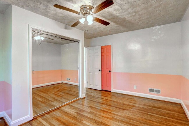 Building Photo - (3BD/2BA) Fabulous Rodgers Forge Townhome