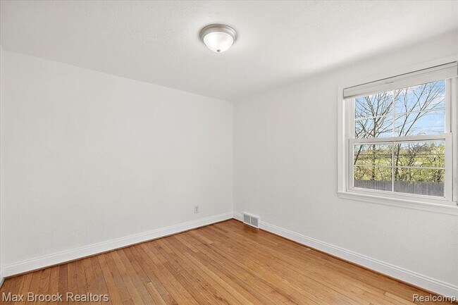 Building Photo - 1652 Graefield Rd