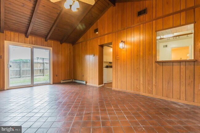 Building Photo - 9702 Bellevue Dr