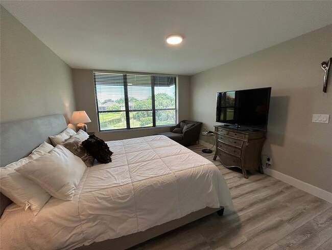 Building Photo - 7582 Regency Lake Dr
