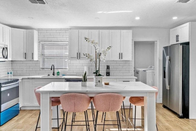 Building Photo - Modern 4BR South Tampa Home | Yard | Near the Bay