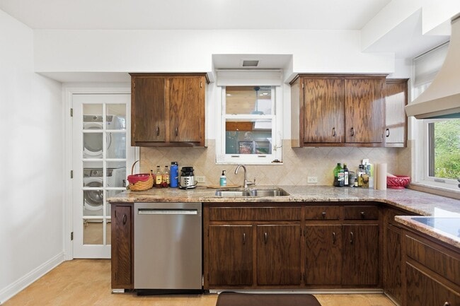 Building Photo - Stunning 5 Bedroom 2.5 Bathroom Home in Squirrel Hill