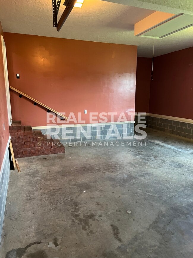 Building Photo - 1121 Castle Dr