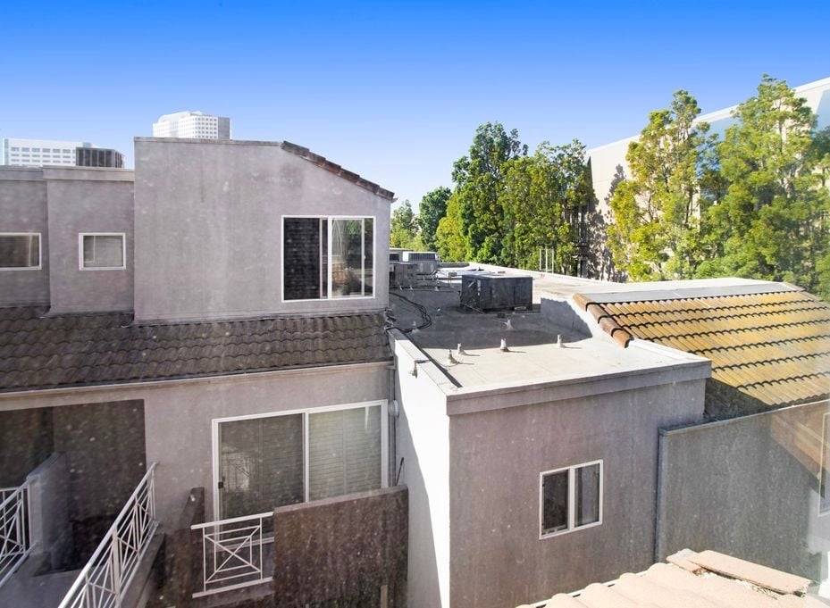 Building Photo - 355 N Maple St