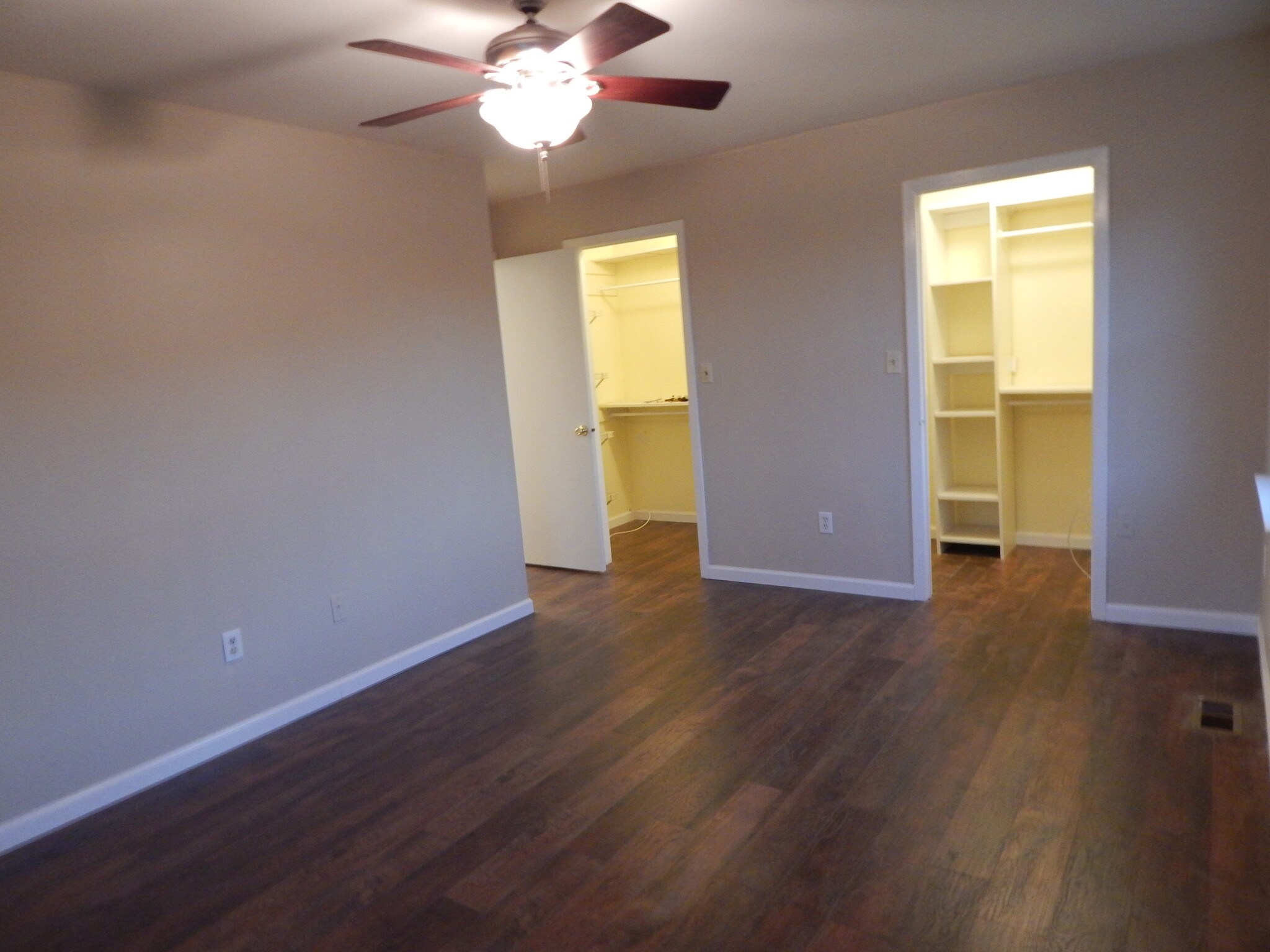 large master with walk in closet - 1103 Normandy Ct
