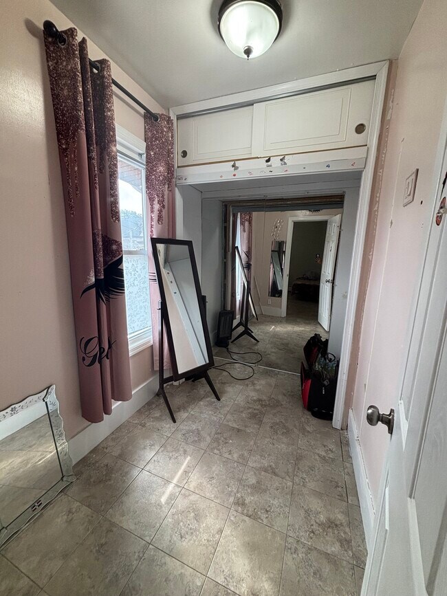 Building Photo - 602 E 33rd St