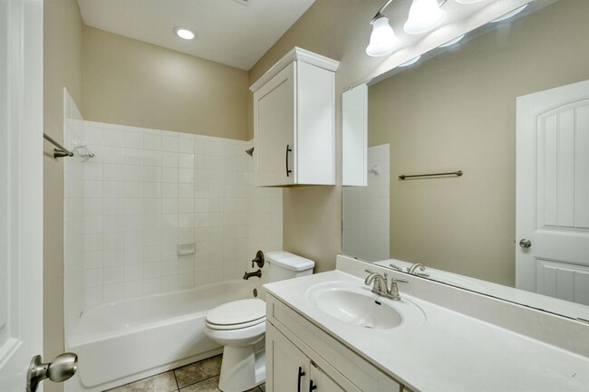 Building Photo - 13400 Briarwick Dr