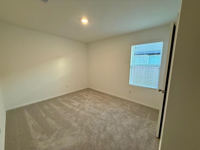 Building Photo - 10914 Silver Canoe Dr