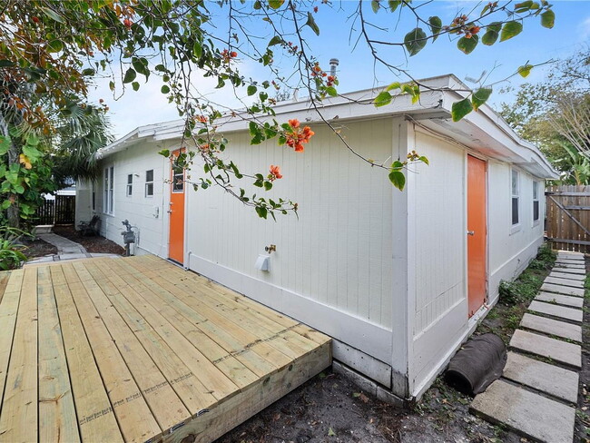 Building Photo - "Charming 3-Bed Oasis in Tampa with 2 Full Baths & 1650 Sq Ft of Comfort!"