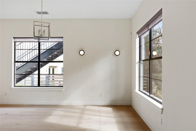 Building Photo - 707 Cardinal Ln