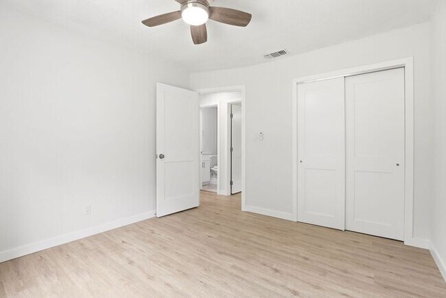 Building Photo - Stunning Remodeled 3BR Duplex in Oviedo with Modern Upgrades