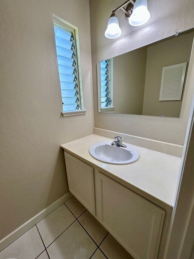 Building Photo - Updated 3 Bed, 1.5 Bath Townhome with Priv...