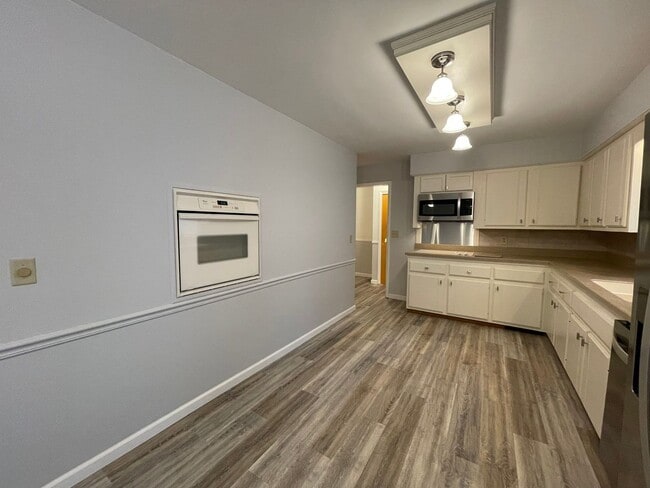 Building Photo - Three Bedroom Home in Richland