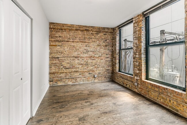 Building Photo - 3 Bedroom Apartment in River North - June 1st