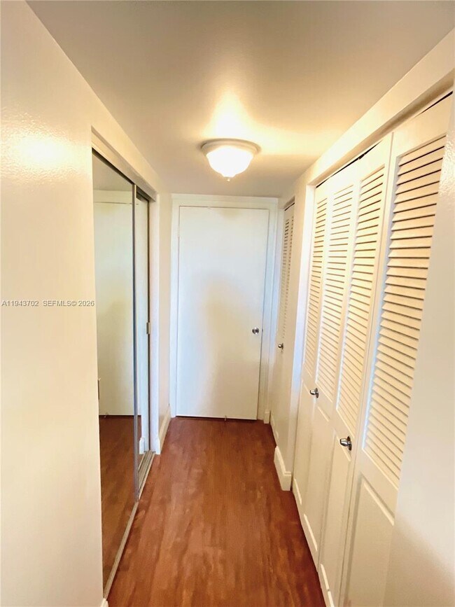 Building Photo - 919 Hillcrest Dr