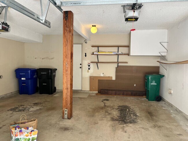 Building Photo - Spacious 2 Bedroom 2-1/2 Bathroom Townhome with 2-car garage in La Jolla near UCSD