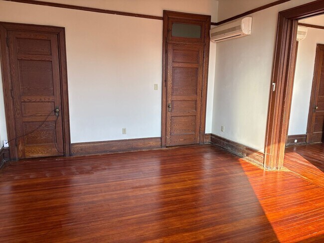 Building Photo - Modern Spacious Studio Apartment in the Rosenmiller Building in Downtown York City!