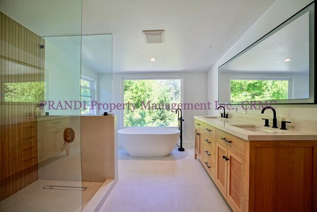 Building Photo - Classic, Modern and Private Home with Fres...