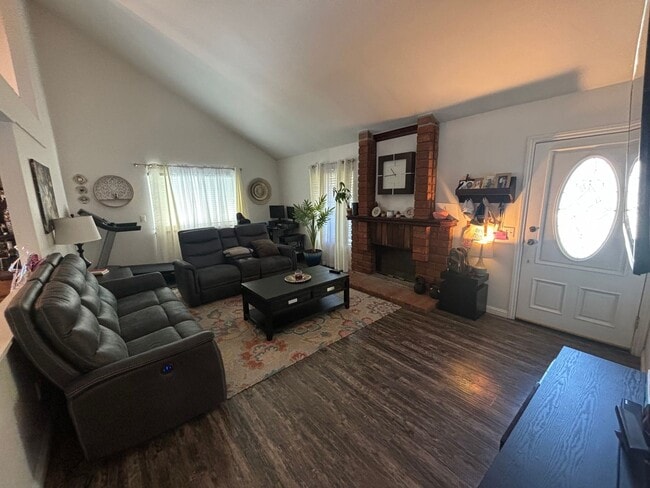 Building Photo - 3-Bedroom Single-Story Home with Private P...