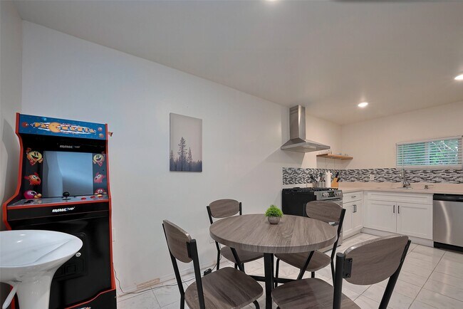 Building Photo - 5114 Grantwood St