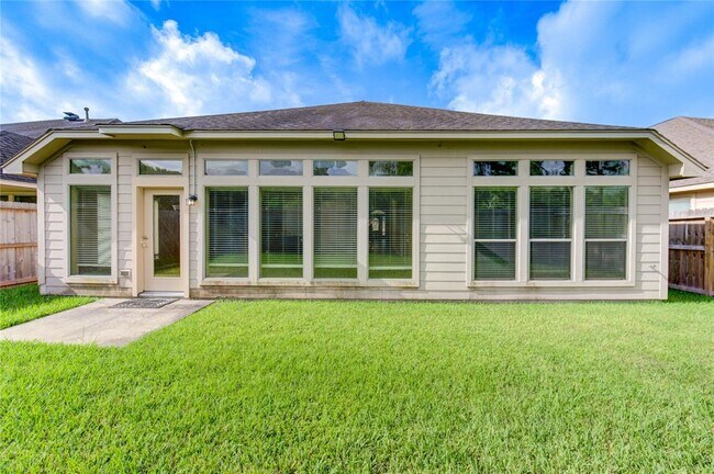 Building Photo - 5615 Stoneridge Ct