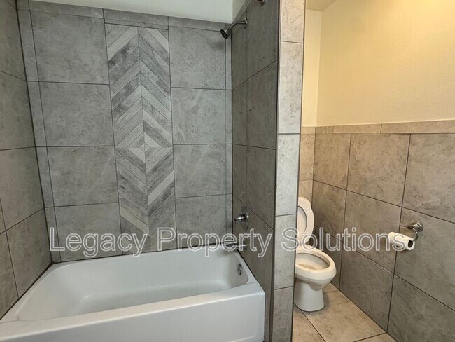 Building Photo - 611 N 29th St