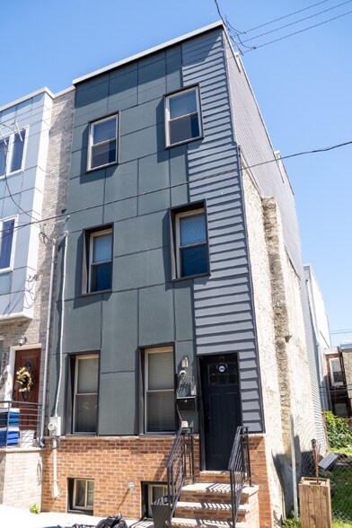 Primary Photo - 2711 Latona St