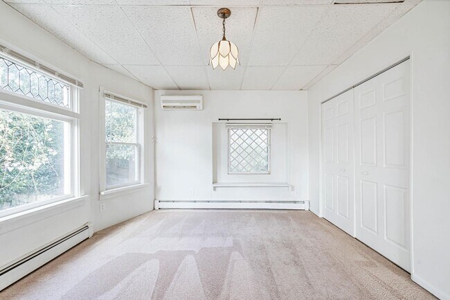 Building Photo - Charming 1-bdrm/1-bath in 1900s Victorian triplex—Prime location, shared laundry & yard