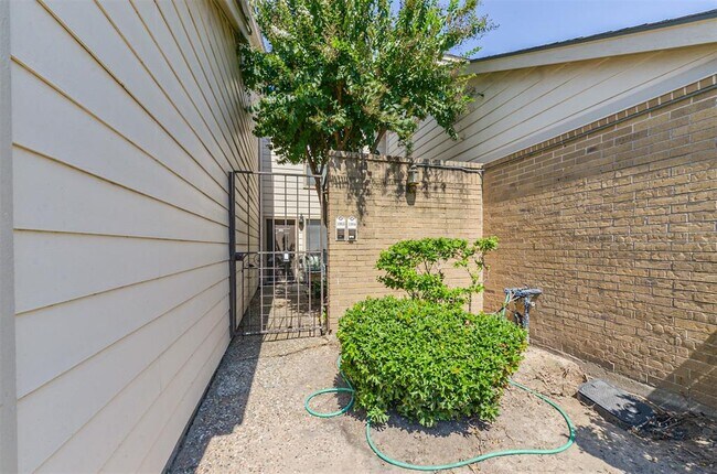 Building Photo - 2277 S Kirkwood Rd