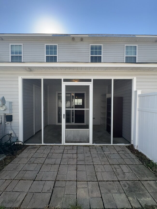 Building Photo - 2005 Banister Loop