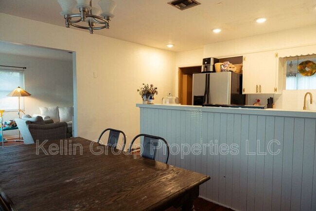 Building Photo - 1805 E Fern Rd