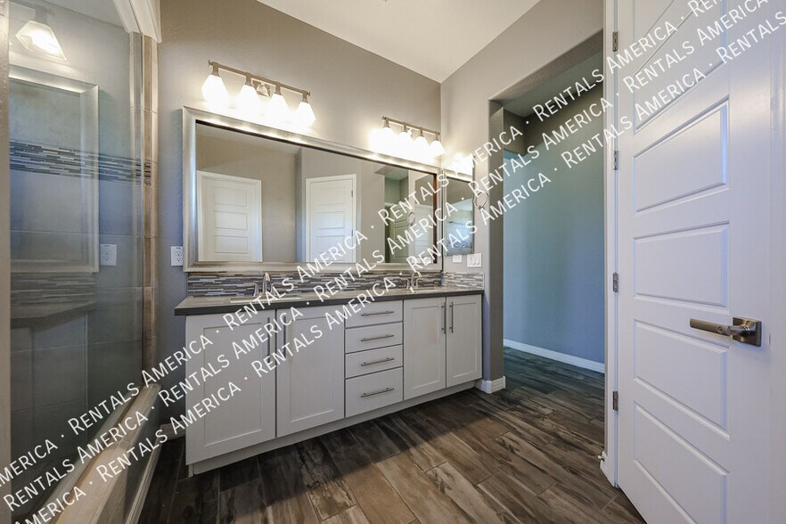 Building Photo - 5833 S Wilson Way