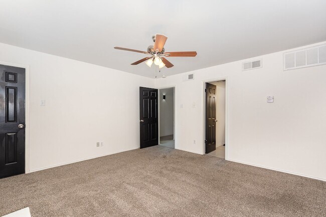 Building Photo - 8750 Park Ln