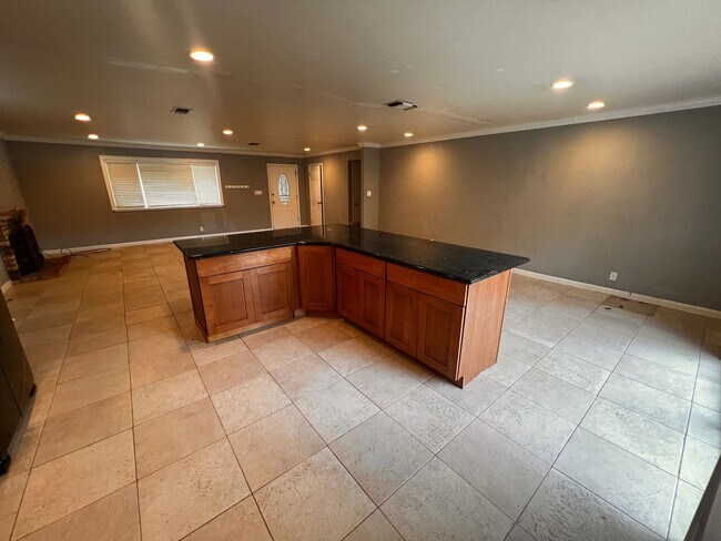 Building Photo - Great one story home close to TAFB