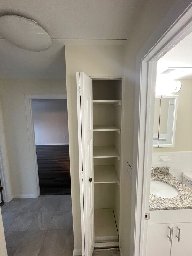 Building Photo - Suburban 2-bed with private balcony