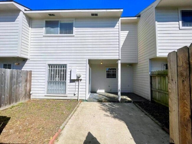 Building Photo - 9242 Westwood Village Dr