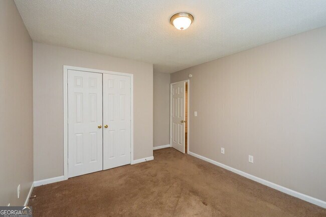Building Photo - 135 Lakeside Cir