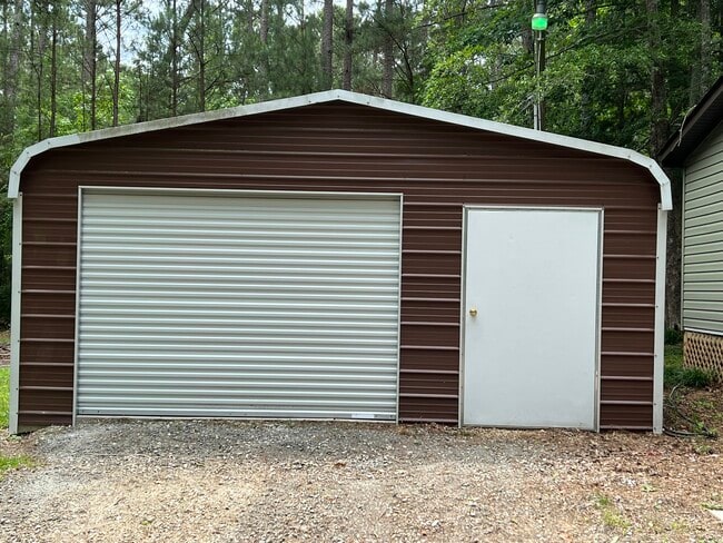Building Photo - 102 Stillwater Dr