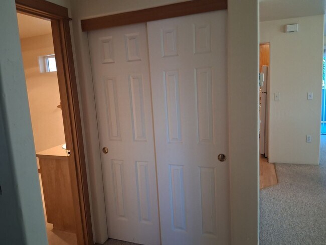 Building Photo - Comfortable 2-Bedroom Apartment in Desirab...