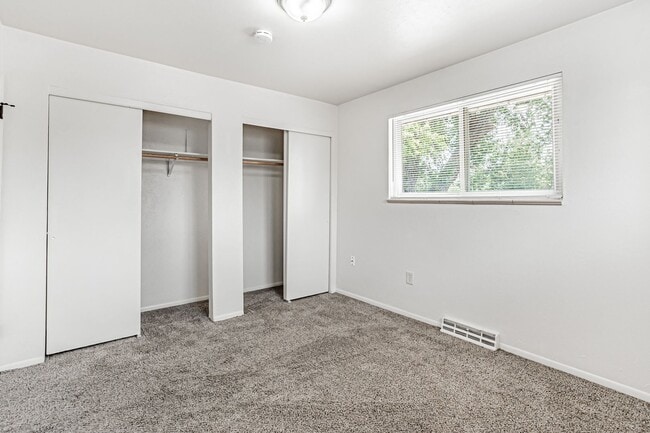 Building Photo - Spacious 3BD, 2BA Lakewood Half-Duplex wit...