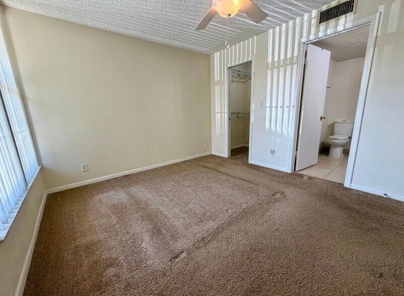 Building Photo - 6 Royal Palm Way