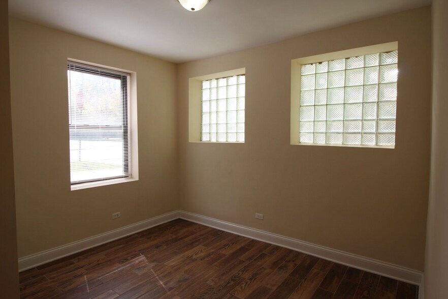 Sun Room - 5003 N Sawyer Ave