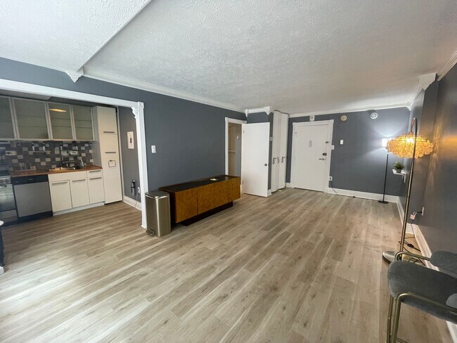 Building Photo - Logan Circle Spacious Efficiency w/Full Bath, All Utilities Included, Pool and 24 Hour Concierge