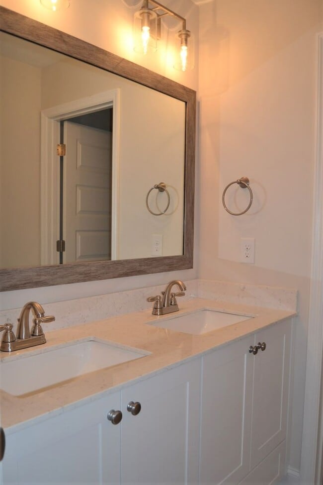 Building Photo - 154 Canton Park Ave