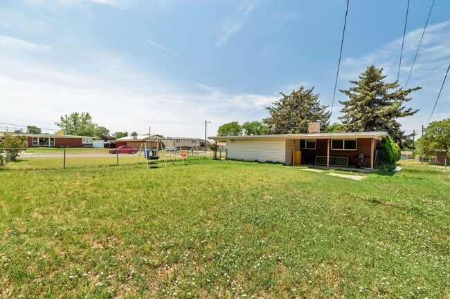 Building Photo - 3 Bed - 1 Bath Home in Sunset - Huge Yard ...